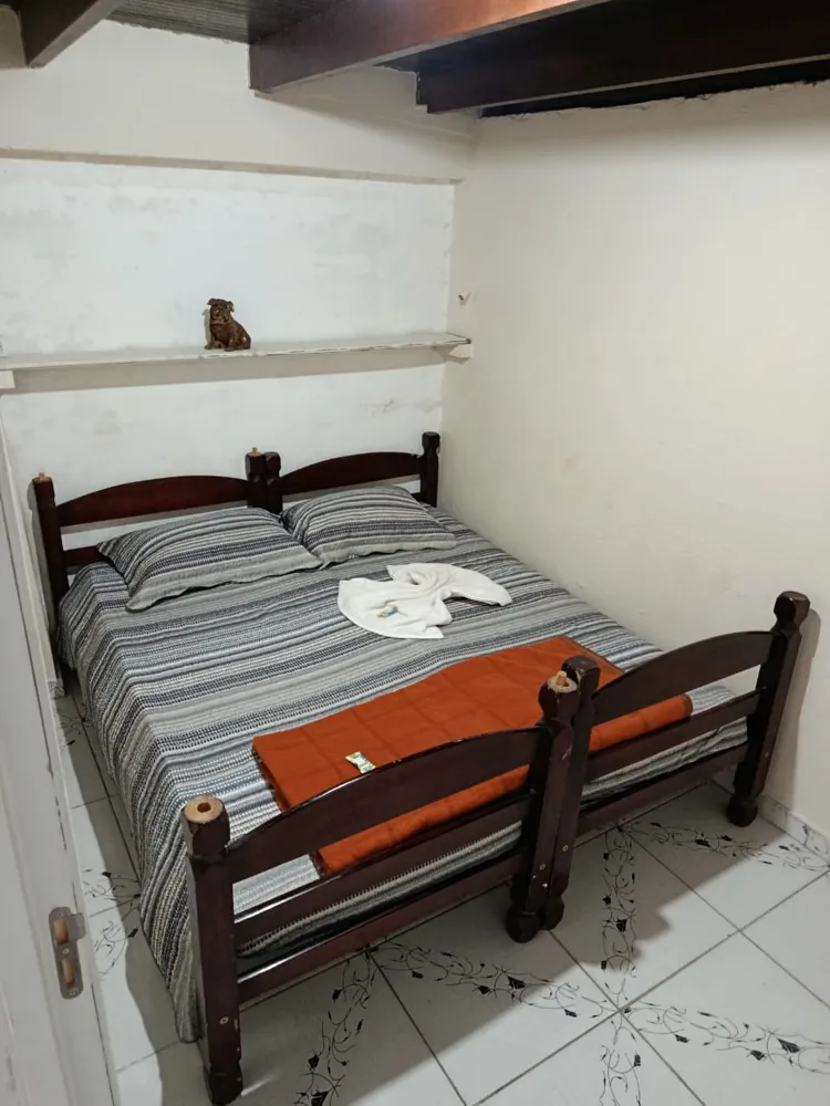 Apartamento duplo twin com camas de madeira e colcha listrada